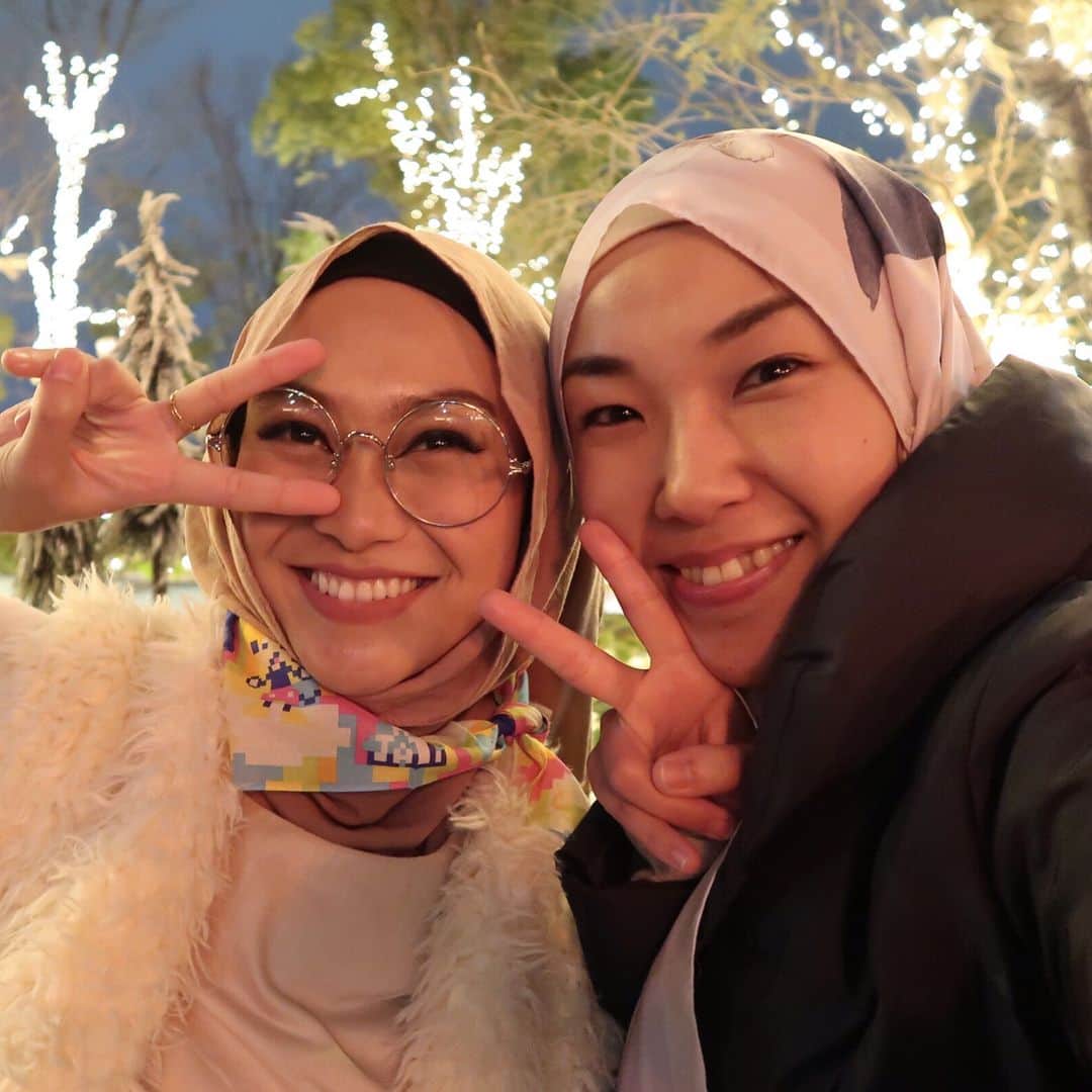 Risa Mizunoさんのインスタグラム写真 - (Risa MizunoInstagram)「Alhamdulillah! I spent a great time with sister @indahnadapuspita Indonesian blogger during her stay in Tokyo. It was very nice to talk about our journey on Islam, culture, language and life as Muslimah. She is such an inspirational woman to pursue her passion too. Thank you for the amazing time and we will see each other again in 🇮🇩, 🇲🇾or 🇯🇵 Inshallah 😘  縁あってお会いしたインドネシアのカリスマブロガー、ナダちゃん。お互いのムスリマライフや文化のこと、ちょこっと日本語を教えたりして、とっても楽しい時間を過ごせました。アラハムドリッラー！ナダちゃん、どうもありがとう！  #japanesemuslim #islam #muslim #muslimah #japanese #japan #tokyo #malaysia #muslimahtokyo #jepun #tudung #hijab #harajuku #indonesia #modestfashion #日本人ムスリム #日本 #日本人 #東京 #ヒジャーブ#イスラーム #ムスリム #マレーシア #国際結婚 #原宿 #インドネシア」2月24日 20時42分 - muslimahtokyo