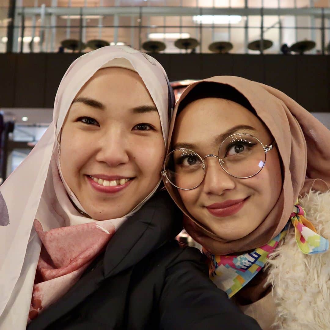 Risa Mizunoさんのインスタグラム写真 - (Risa MizunoInstagram)「Alhamdulillah! I spent a great time with sister @indahnadapuspita Indonesian blogger during her stay in Tokyo. It was very nice to talk about our journey on Islam, culture, language and life as Muslimah. She is such an inspirational woman to pursue her passion too. Thank you for the amazing time and we will see each other again in 🇮🇩, 🇲🇾or 🇯🇵 Inshallah 😘  縁あってお会いしたインドネシアのカリスマブロガー、ナダちゃん。お互いのムスリマライフや文化のこと、ちょこっと日本語を教えたりして、とっても楽しい時間を過ごせました。アラハムドリッラー！ナダちゃん、どうもありがとう！  #japanesemuslim #islam #muslim #muslimah #japanese #japan #tokyo #malaysia #muslimahtokyo #jepun #tudung #hijab #harajuku #indonesia #modestfashion #日本人ムスリム #日本 #日本人 #東京 #ヒジャーブ#イスラーム #ムスリム #マレーシア #国際結婚 #原宿 #インドネシア」2月24日 20時42分 - muslimahtokyo