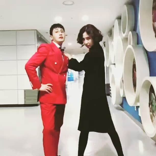 ファン・ドンジュのインスタグラム：「촬영중 울 짝꿍!!!동미의 연출에 따라 새로운세계를 경험...ㅎㅎㅎ^^ 촬영과 편집까지 친절하게 다해서... 보내줘서 감사!!!^^근데 넘 민망하네...ㅋㅋㅋ #신세계 #새로운경험 #엽기커플 #신동미  #황동주 #촬영중」