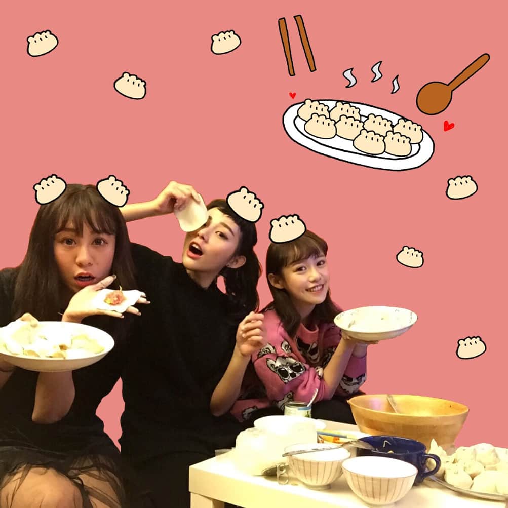 張香香さんのインスタグラム写真 - (張香香Instagram)「今天是包餃子包餃子捏捏捏日👩🏻‍🍳 成品不怎麼美但很好吃啦😹」2月24日 23時07分 - m40925