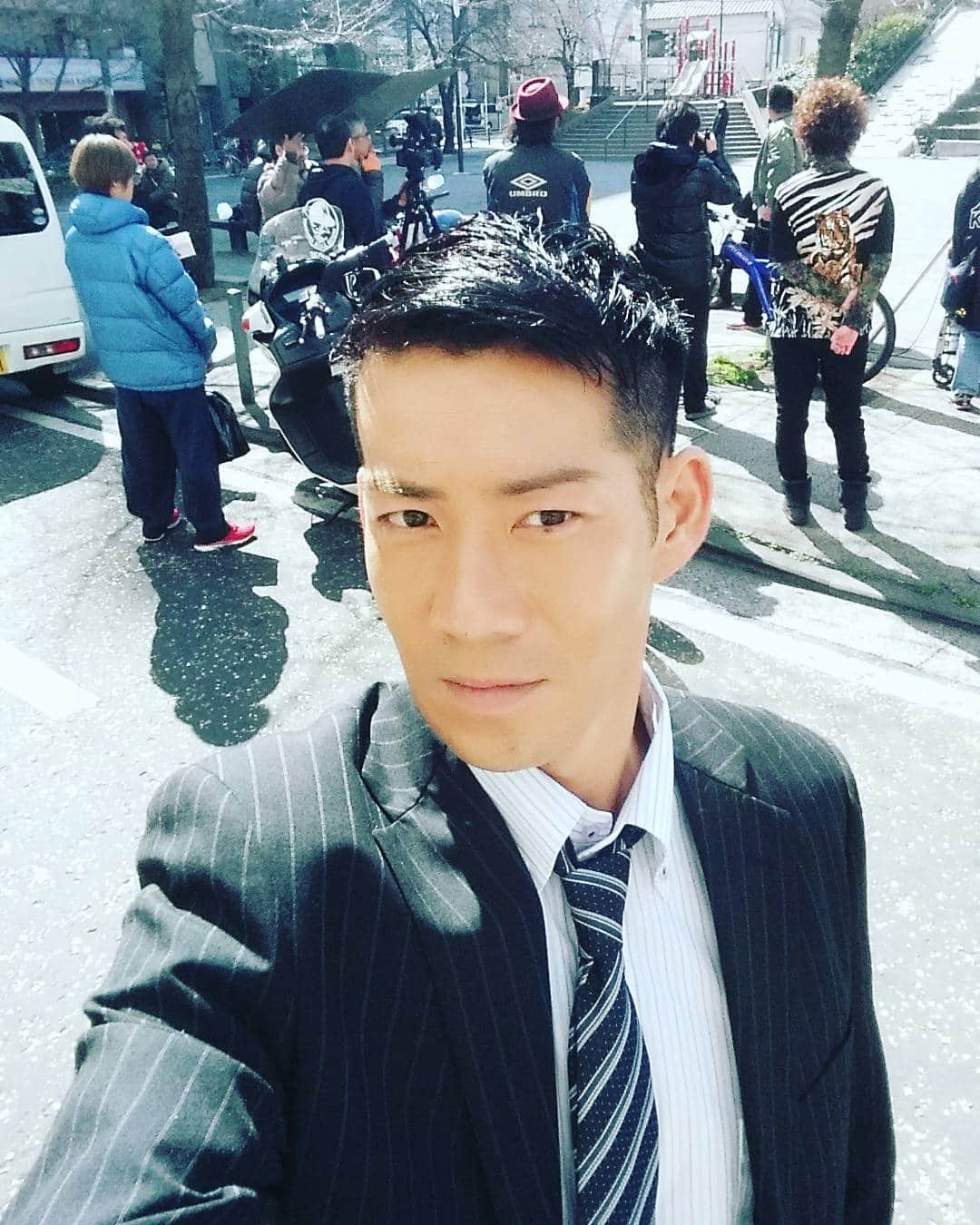村内孝志のインスタグラム：「今日は横浜で捜査。 ポカポカのロケ日和🎶  #刑事 #撮影 #横浜ロケ」