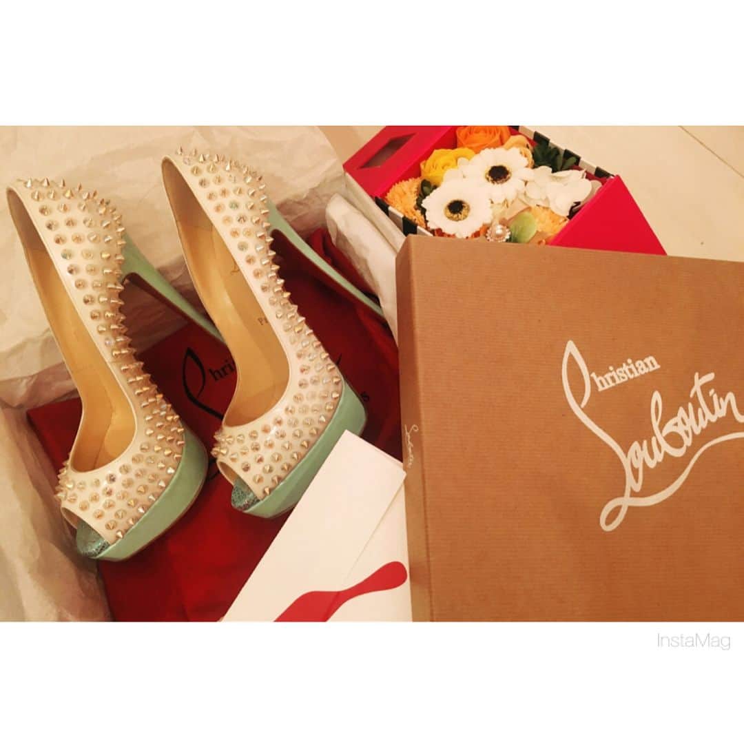 はるたむのインスタグラム：「逆バレンタインの プレゼントで Christian Louboutin もらったの👠💕 2017 S/Sで爪先も キラキラでかわいい〜💝 . .  #Christian Louboutin #high heels #present #2017ss #新作 #バレンタイン #逆バレンタイン #プレゼント」