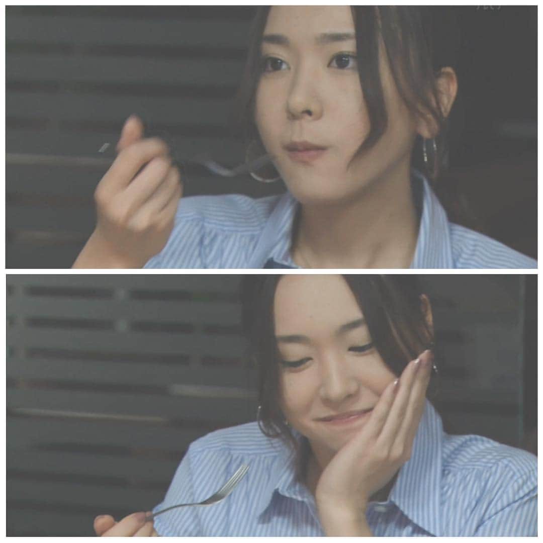 新垣結衣 ファンページのインスタグラム：「' きゃ、きゃわいい♡ 美味しそうに食べるな～ そして手が綺麗や ' #新垣結衣#ガッキー#yuiaragaki#かわいい#かっこいい#大好き#ピアス #cute#cool#love#piece#귀여워」