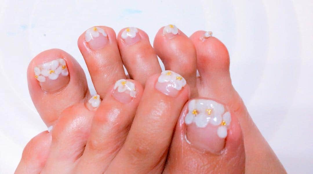 藤木由貴さんのインスタグラム写真 - (藤木由貴Instagram)「new footnail...❤︎ . #nail #👣 #simple #flower  #white #natural #cute #favorite  #専属ネイリスト #池神ネイル」2月26日 8時28分 - yuki.grm