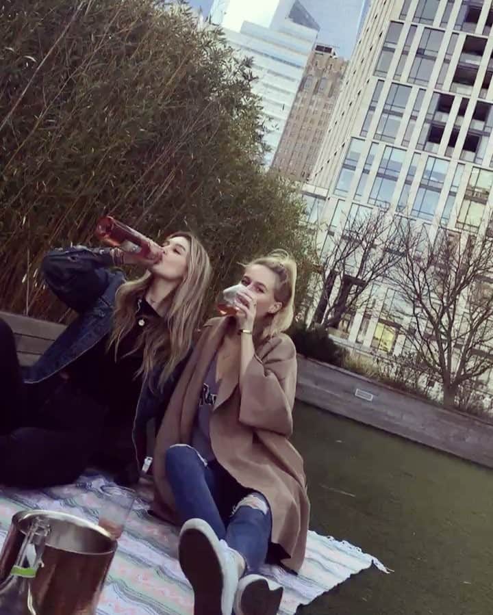 のインスタグラム：「rosé all day.」