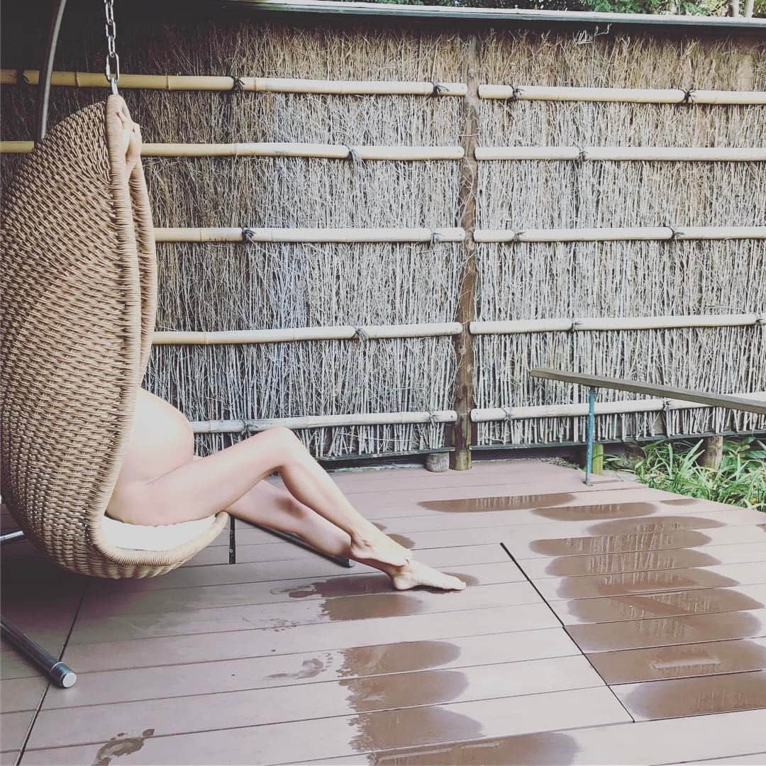工藤万季さんのインスタグラム写真 - (工藤万季Instagram)「”🤰🤰🤰🤰” * どこでもかしこでも 撮りたがり🤳🤣💦 #maternityphoto #30w#maternity#maternitylife #hakone#slowlife#hawaiiphoto#マタニティフォト #マタニティライフ#妊娠8ヶ月#箱根吟遊#温泉#♨️」2月26日 16時26分 - makikudooo