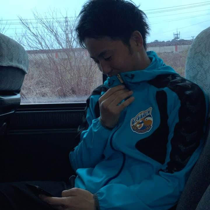 田上大地のインスタグラム：「開幕戦4-0勝利😂😂 個人的には反省するとこばっかだったけど、チームのみんなに助けられました！ 次は自分が助けれるよう頑張って行きます！ そして、たくさんの声援ありがとうございました！ 次節vs横浜FCもホームの試合なので、引き続き応援よろしくお願いします👍 #vファーレン長崎  #開幕戦勝利 #ピュレグミのおかげ #試合後のバス #これからおもしろくしていきます #長崎をひとつに」