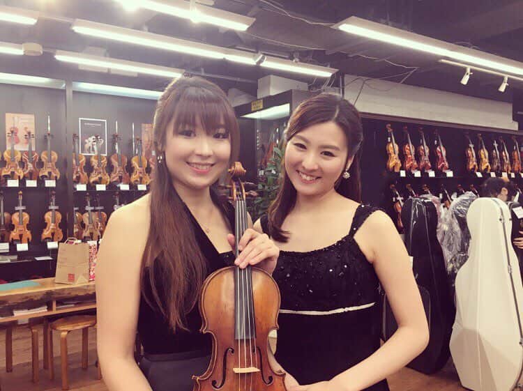 森本麻衣のインスタグラム：「🎻💕 . 根来由美ちゃんと😉 . . . . #violin#piano#pianist#violinist#classic#duo#shibuya#japanesegirl #maimorimoto#music #classic #concert #森本麻衣#ピアニスト#ピアノ#バイオリン#バイオリニスト#芸大の仲間 #久しぶり#ありがとう」