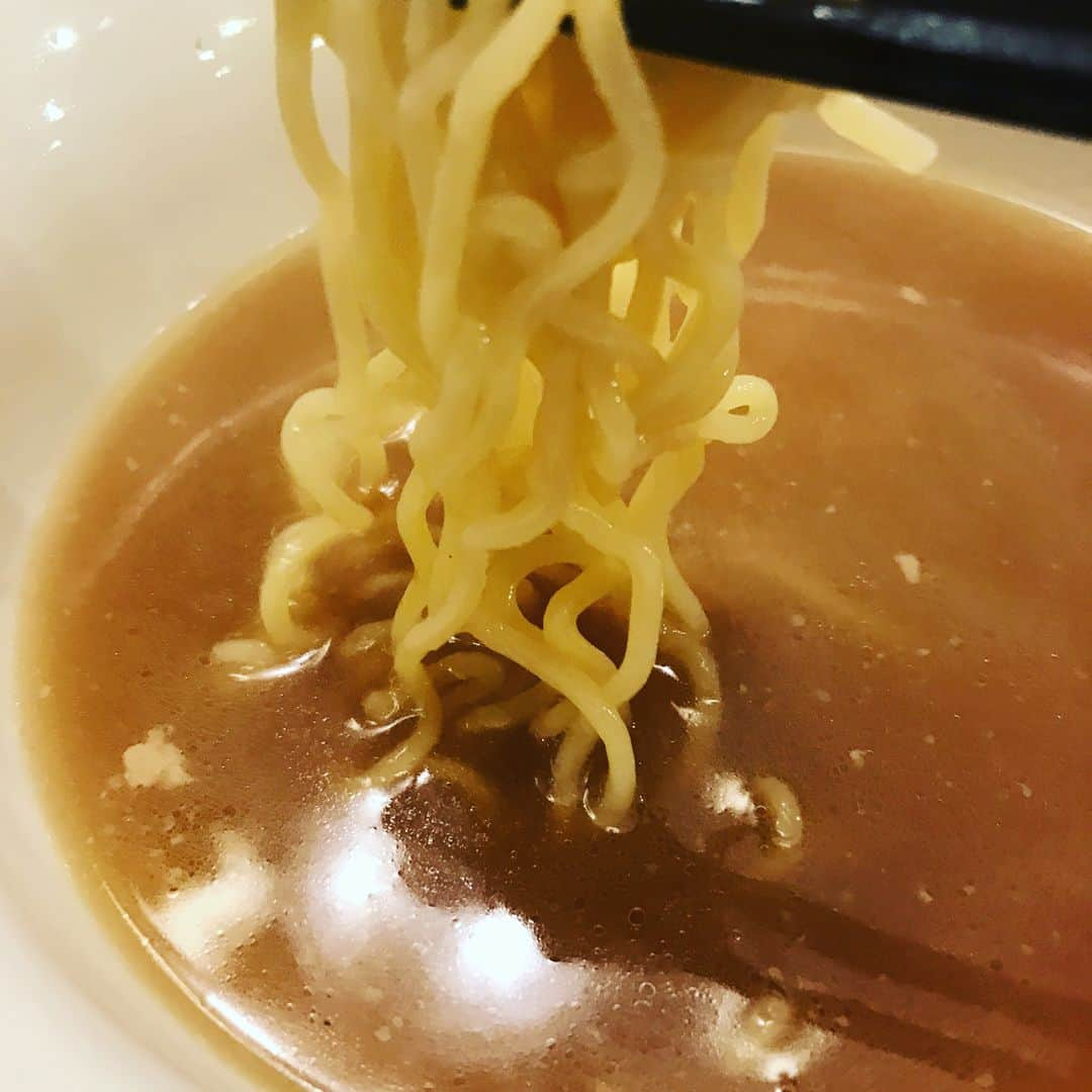 里田まいさんのインスタグラム写真 - (里田まいInstagram)「本格ラーメン作り。 とっても美味しいスープが出来ました！！ 写真三枚だから指でシュッて横にやって見てね  #とりあえず試作をいただきました。 #微調整していよいよ #明日本番。 #なんの本番？ #特に何もない #誰かに食べさせるわけでもない #でもなんとなく本番は明日 #野菜とか卵とか乗せたいしね #ラーメン #醤油ラーメン」2月26日 10時35分 - maisatoda_official