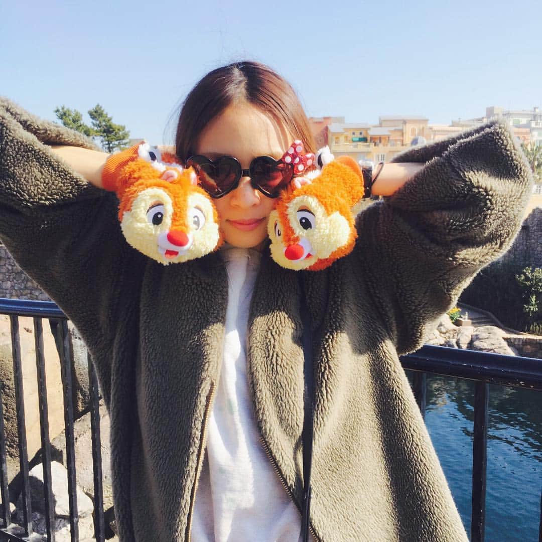 野尻美穂のインスタグラム：「今日は手袋とサングラスにした🐿 #ディズニーシー #大人の買い方 #カチューシャ買うより割高 #会いたい人に会いにきたよ #のじカジ」