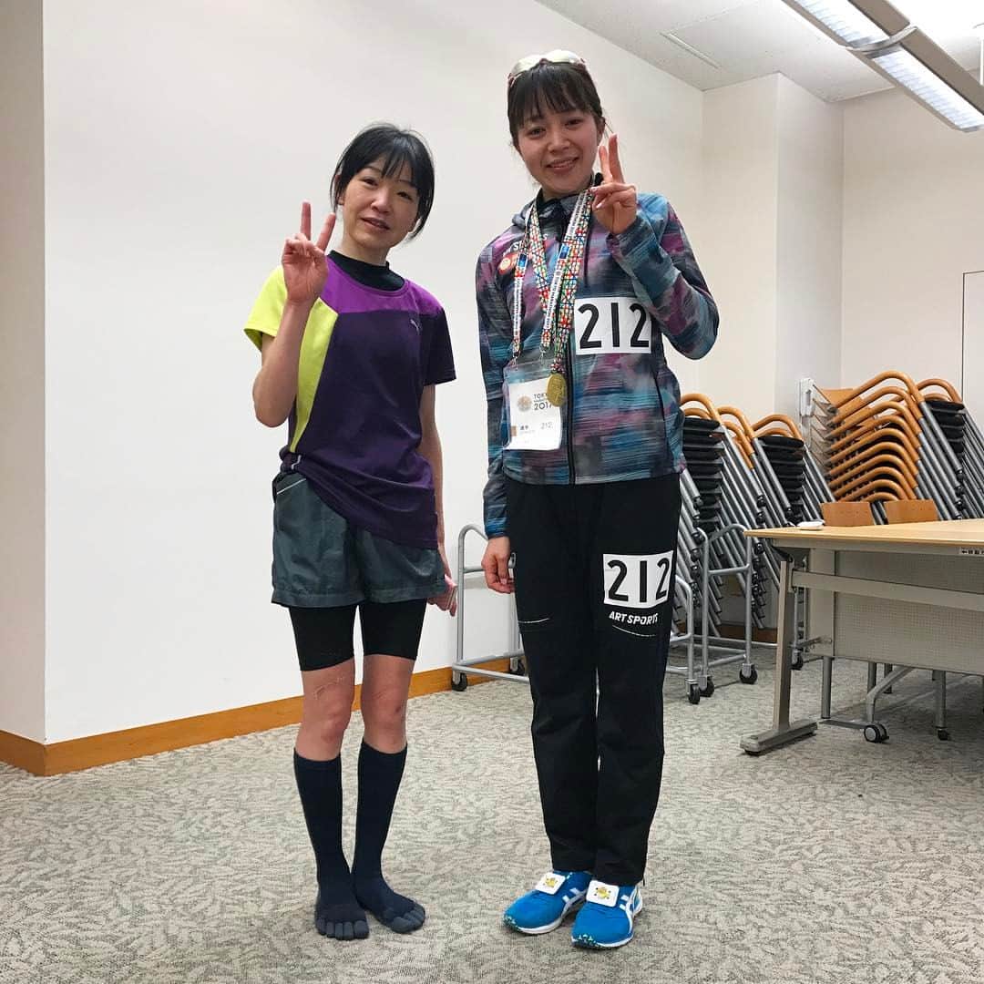 鈴木莉紗さんのインスタグラム写真 - (鈴木莉紗Instagram)「東京マラソン2017、無事に終わりました！ タイムは2:45:44。リザルト1枚目にギリギリ食い込めたかも（笑） 千葉県の最強市民ランナー・松本恭子さんと一緒に写真を撮ってもらいました📸 梅目標さえ達成できなかったし、後半は失速してしまいましたが 「諦めずに最後まで完走する姿勢が何より大切なんだ！」と一歩一歩踏みしめました。 一時期、マラソンから距離を置いたにもかかわらずたくさんの方々に応援してもらい 嬉しくて嬉しくて…感謝の気持ちでいっぱいで涙をこらえるのに必死でした。 練習不足の事実を突きつけられたので、今日から再スタートでどんどん上げて行きますよ！ 記録はイマイチですが、周りへの感謝の念がさらに強くなり「マラソンはやっぱり甘くない」と痛感できたので走りきって本当によかったです。 いつも支えてくれる全ての方々 応援してくれた皆さん 全ての方々にこの場を借りて厚く御礼申しあげます。 #tokyomarathon #tokyomarathon2017 #東京マラソン ##東京マラソン2017 #instarunning」2月26日 12時56分 - suzuki__lisa