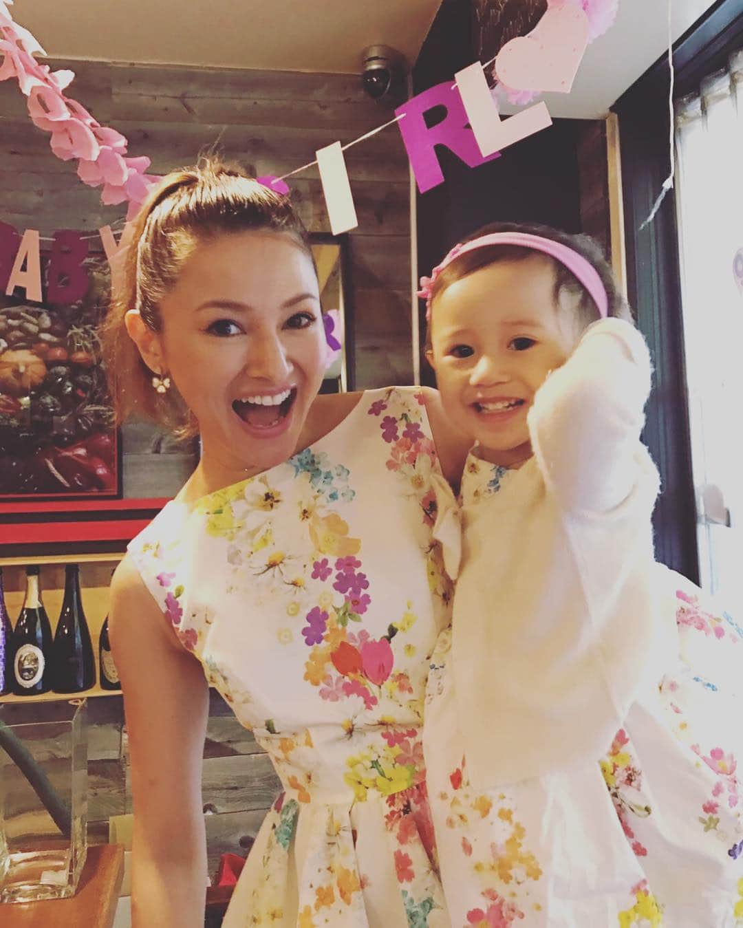 橋本麗香のインスタグラム：「🌸🌸🌸🌸🌸🌸🌸🌸🌸🌸🌸🌸 . . @belindahashimoto s baby shower 💕👼🏻💕 It's a girl 💝👶🏼💝 . ワンピースは親子で @chestynews . #babyshower  #きゃーちゃん0219」