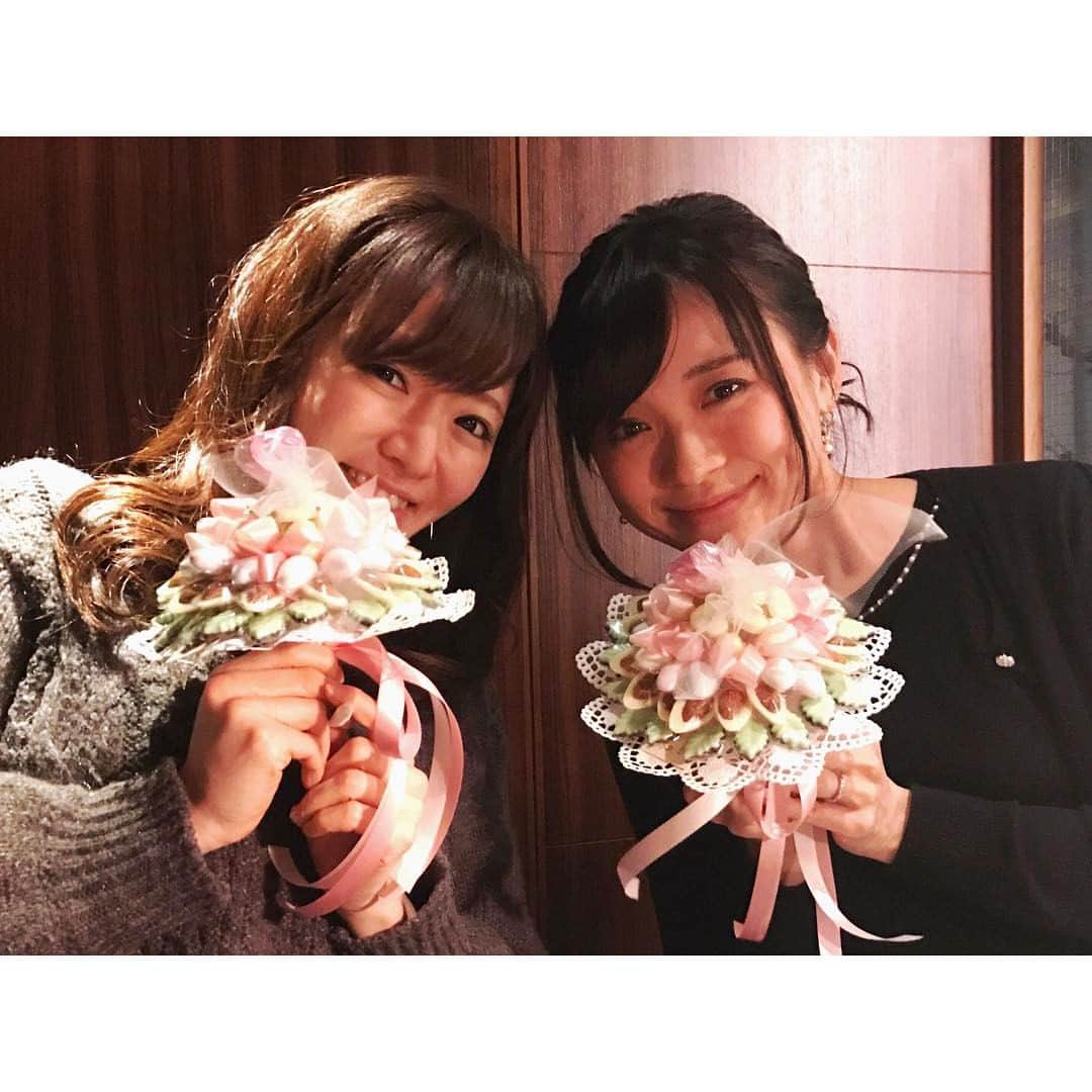 繁田美貴さんのインスタグラム写真 - (繁田美貴Instagram)「*＊ 紺野アナと一緒に 結婚のお祝いをして頂きました☆ チョコレートのブーケが可愛過ぎる〜♪ #結婚式 後は #抜け殻 になった上に #なんだかんだ #バタバタ していて、 #気がつけば 結婚式前より  #インスタ がストップしておりました。。 #でも さすがに #落ち着き を取り戻し始め #突入 した #2月。 #紺野あさ美 アナウンサーと一緒に、 #小高P @odaka_pに #結婚 の #お祝い をして頂いちゃいました☆ #一軒目 #焼き肉  #二軒目 #寿司 とゆー #贅の極み！ #そして めちゃくちゃ #かわいい #チョコレート でできた #ブーケ も♪ #ありがとうございました！！」2月3日 0時04分 - handa_miki