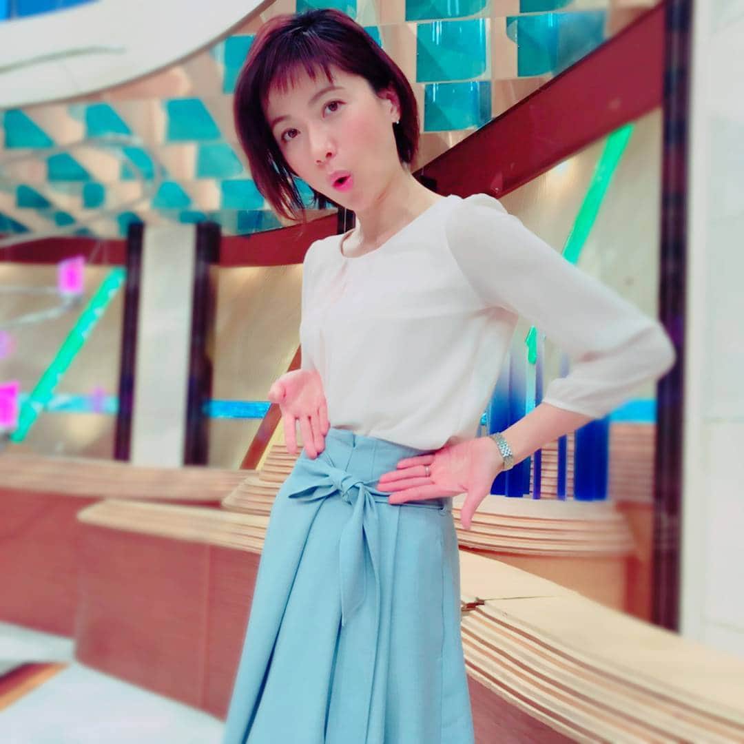 フジテレビ「とくダネ！」のインスタグラム：「今日の梅津さんは淡いピンクのシフォンのトップスにリボンのついたスカート ハイウエストなので脚長効果もありますよ♪ #梅津弥英子 #とくダネコーデ #どんなセリフが合うでしょう #シフォン #ハイウエスト #とくダネ大喜利 #anayi #ファッション #コーディネート #今日のコーデ #コーデ #大喜利 #2017 #2月2日 #火曜日 #とくダネ #tokudane #fujitv 170202」