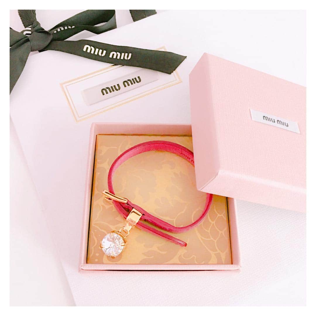 MIKIRUNさんのインスタグラム写真 - (MIKIRUNInstagram)「最近つけてる💎💖 加工したら赤っぽくなっちゃったけど濃いピンク😊💗 黒の方はなぜか知らないうちにチョコまみれになった ． #miumiu #ミュウミュウ #bracelet #ブレスレット #限定 #限定ショッパー #伊勢丹 #ISETAN」2月2日 17時23分 - mk6v6s2