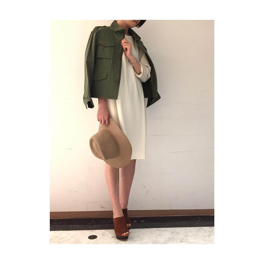 アミウさんのインスタグラム写真 - (アミウInstagram)「MILITARY TWILL BLOUSON No.26103050 Col.KHAKI Size.38 COMPRESSION WOOL DRESS  No.26304048 Col.OFF WHITE,KHAKI,BLACK Size.38 amiwshinjyuku 03-6279-4604 #amiw#amiwshop#blouson#khaki#onepiece#white#hat#coordinate#fashion」2月2日 19時31分 - amiwshop