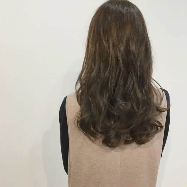 TWiGGY×ピクサムFのインスタグラム：「model Before/新生部2㎝/既染部/10トーン/普通毛/女性像/（ナチュラル/大人っぽい）  新生部MBe8  OX5%等倍 既染部MBe8t:T-PA（1:1）OX3% 1.5倍  彩度を下げ過ぎないように、少しトーンダウン。 彩度を高くたもったまま、くすませたい時は、ティントシェードとコントロールをMIXするのがオススメ。  #ピクサムカラー #モスベージュ #巻き髪 #スタイリング #ツヤ  #外国人風 #外国人風ヘア #グレージュ #グレージュカラー #ロング #ロングヘア #schwarzkopf #シュワルツコフ  #アレンジ #ヘアアレンジ #アレンジヘア #igora #igoraroyal #pixamf #dewybeige #dewybeigehair  #スーパーナチュラル」