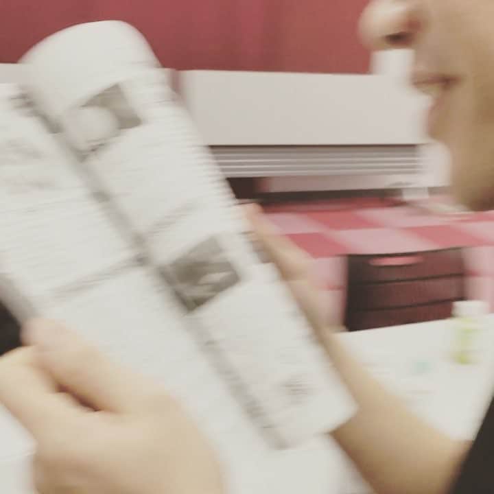 八木優樹のインスタグラム：「朗読 #GiGS #おにいさんといっしょ #ツッコミの巨匠 #読んでみてね #表紙はSCANDAL」