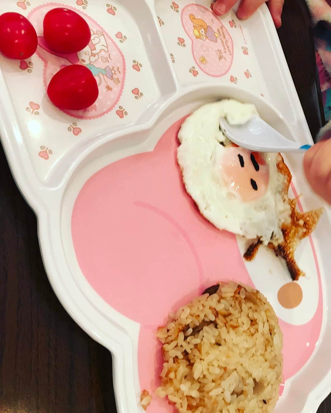 熊田曜子さんのインスタグラム写真 - (熊田曜子Instagram)「長女の朝食🍽 ぐでたまにしてって言われて急いで海苔をカット✂️ 恵方巻きもキャラクターにしようかな☺︎ Eldest daughter's breakfast. Her request was 「gudetama」, so I huriiedly cut seaweed. I wander whether Eho wrapping shoud be character,too.  #長女 #4歳 #dauter #4years #ぐでたま #サンリオ #sanrio #キャラクター #character #恵方巻き #節分」2月3日 10時00分 - kumadayoko