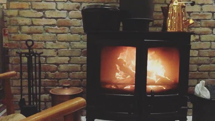 のインスタグラム：「chillin at the fire place I'm loving this place☺️ 火を見ると落ち着きますのう。 #japan #hokkaido #hotel #newopen #fire #chill #焚き火 #オープン前夜」