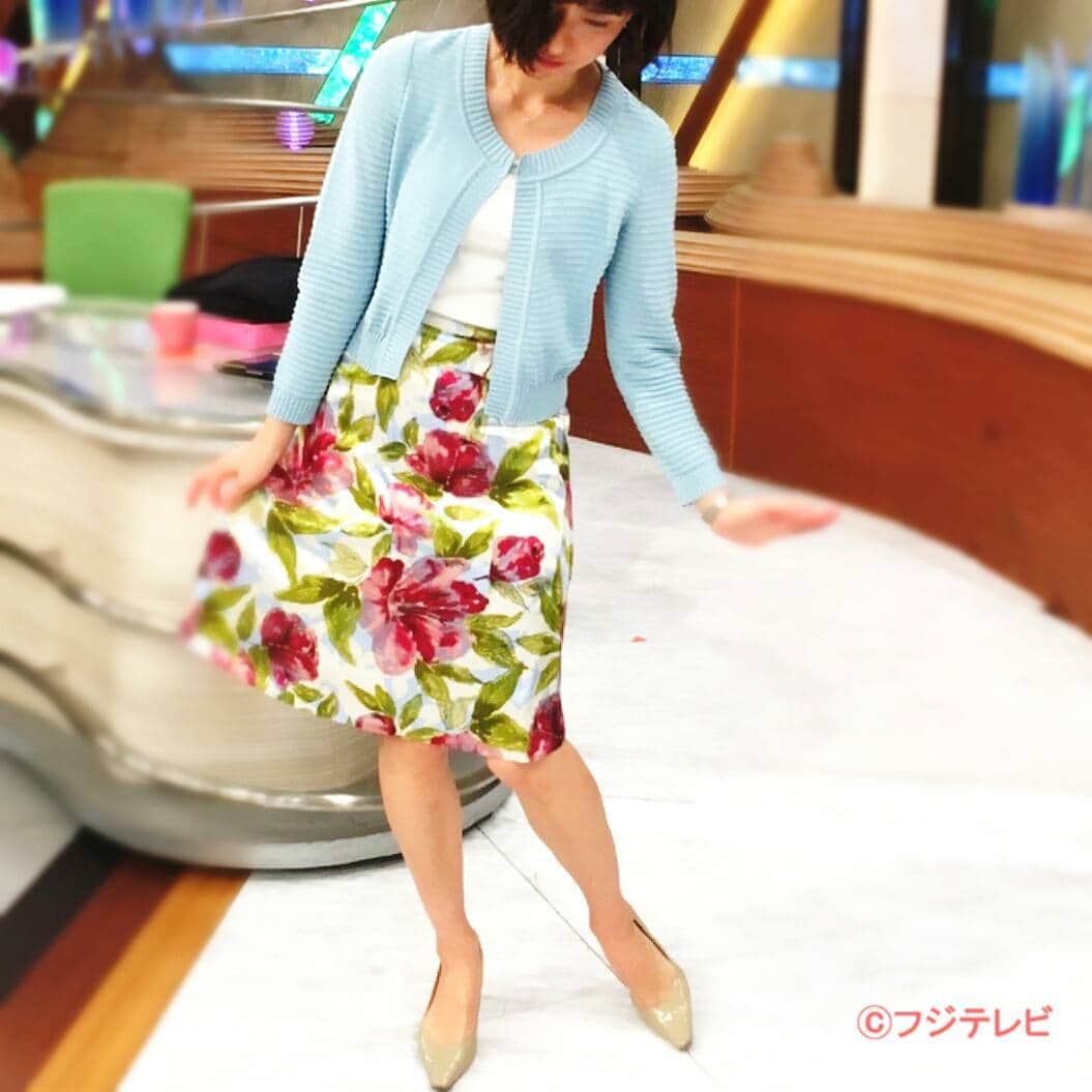 フジテレビ「とくダネ！」のインスタグラム：「今日の梅津さんは光沢のあるペンシルフラワープリントスカートを軽やかに♪ トップスには編み目が立体的なライトブルーのニットを合わせて。 #梅津弥英子 #とくダネコーデ #どんなセリフが合うでしょう #サテン #ペンシルスカート #ニット #yukitorii_official #yukitorii #とくダネ大喜利 #ファッション #コーディネート #今日のコーデ #コーデ #大喜利 #2017 #2月3日 #火曜日 #とくダネ #tokudane #fujitv 170203」