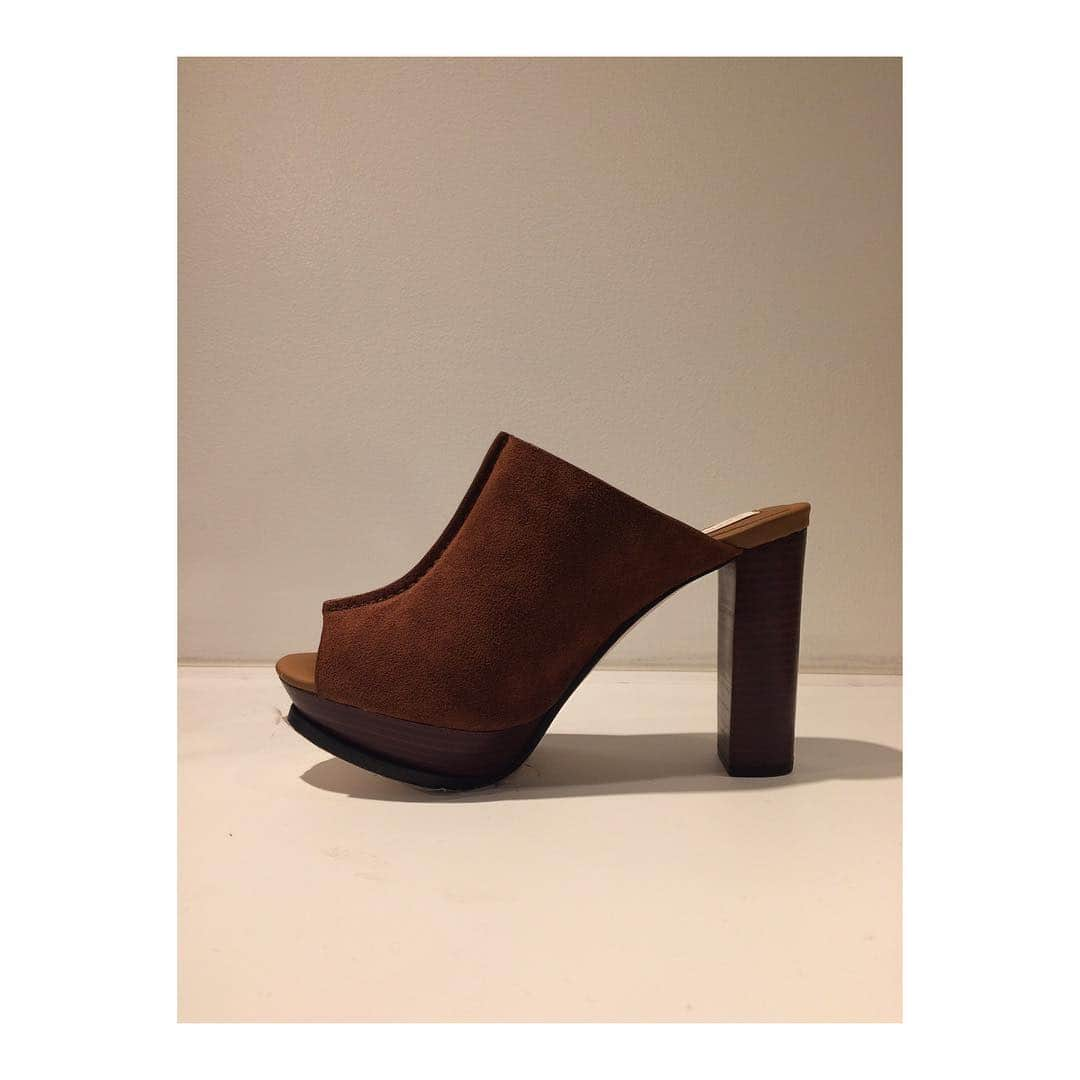 アミウのインスタグラム：「SeeByChloe SANDALS  NO:56153030 Size:36,37,38 Color:BROWN  amiwshinjyuku 03-6279-4604  #amiw#coordinate #fashion #chloe#sandals」