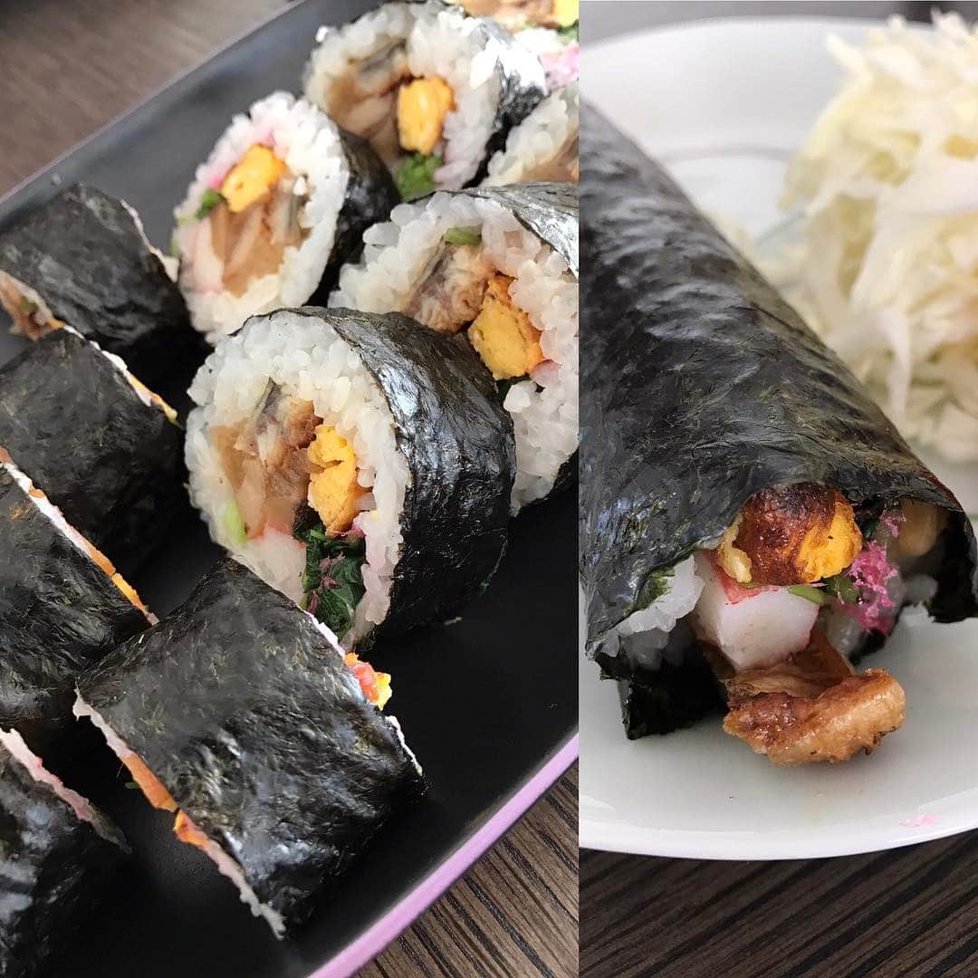 相武紗季のインスタグラム：「節分には、恵方巻き！！子供の頃から母が作った恵方巻きが大好きで😊毎年、食べないとソワソワしてしまう。。今年もちゃーんと作りました🍴✨#恵方巻き #節分 #一本食べるの結構大変 #残りは切って食べやすく」