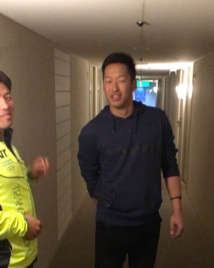 西岡剛のインスタグラム：「阪神タイガース西田選手の携帯がなくなったらしく根拠もないのに新井良太選手を疑う西田選手！ 携帯はどこにあるんでしょうか？ この後どうなるでしょうか？😱 #阪神タイガース #西岡剛  #新井良太 #西田直斗  #伊藤隼太 #携帯 #なくなる」