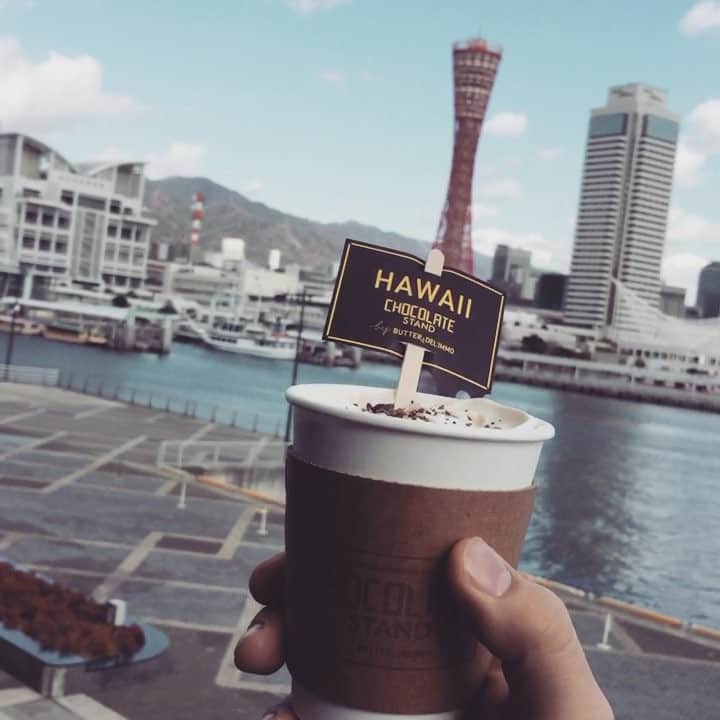 eguchikazuakiのインスタグラム：「神戸ハーバーランド到着‼️ 神戸いいところだなー、さっそくチョコレートスタンドにきました👍今日からオープンですよ🍫  選んだのはハワイ味、ミルクチョコレートベースにパッションフルーツソースとココナッツですよ、マジうまい😋ふりかけしまくった、味変わるほどに。 最初はかけすぎ注意だよww 日帰り勿体無いな〜ゆっくりしたいな〜 はいっ仕事で来てるんでお手伝い頑張ります🔥とりあえず仕事始める前にもう一杯飲もう👋🏻 #delimmo#デリーモ#神戸ハーバーランド #神戸#実は#迷子#遅刻#してないよ#迷子の#パティシエ#ショコラティエ#江口和明#eguchikazuaki #ハーバーランド#を#全力で#走った#汗かいた#ホットチョコレート#しみる#うまさ#ハワイ#ポートランド#ニューヨーク#シアトル#味があるよ#飲みに来てね#chocolatestand #チョコレートスタンド」