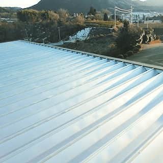 エクステリアワーク・ SKYのインスタグラム：「既設の屋根に、新しい屋根材をカバー工法で施工しました。 #エクステリアワークSKY #雨漏り修理 #屋根 #岐阜県 #愛知県 #カバー工法 #屋根リフォーム」