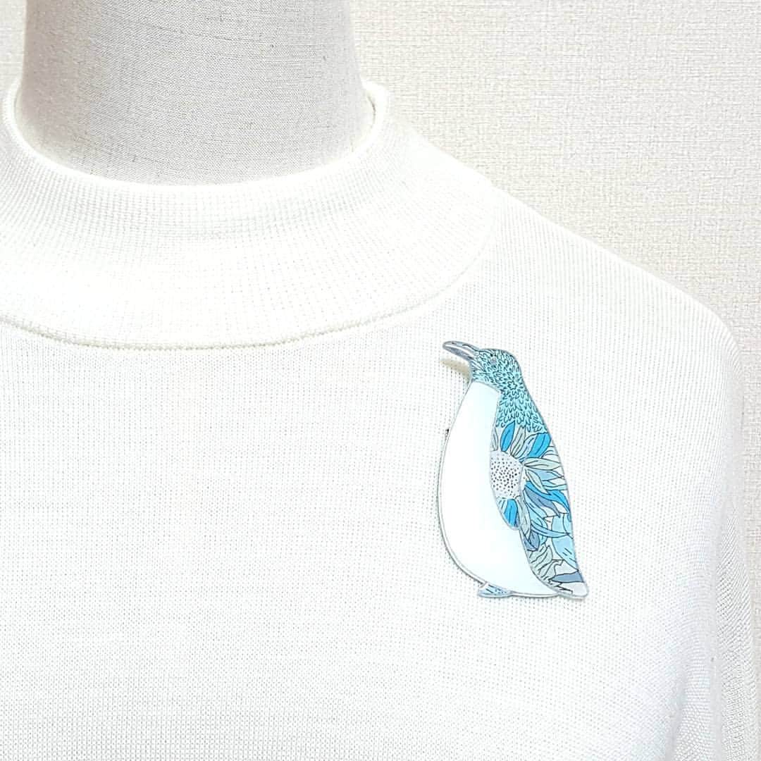 ユリルリよしかわりほこのインスタグラム：「Penguin  brooch. It is a little big so It has a strong presence.  ペンギンブローチ。 大きいので存在感があります♪  #プラバン #ハンドメイドアクセサリー #ハンドメイド #ユリルリ #プラ板 #リバティ #リバティプリント #libertyprint #uvレジン #布プラバン  #shrinkplastic #handmadejewelry #handmade  #レジン #ペンギン #ブローチ #scraps #Creema #penguin #brooch」