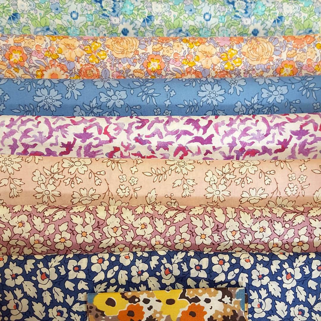 ユリルリよしかわりほこのインスタグラム：「I bought liberty fabrics from merci(@merci_fabric ) online shop. These fabrics are new seasonal collection, new ceternalcollection and the others. I'm looking forward to make cute jewels!  メルシーさんで生地を買うとおまけが付いてくるのがいつも楽しみ♪ 可愛いのいっぱいできそう❤  #ハンドメイドアクセサリー #ハンドメイド #ユリルリ#リバティ #リバティプリント #libertyprint  #handmadejewelry #handmade  #scraps #libertyfabric」