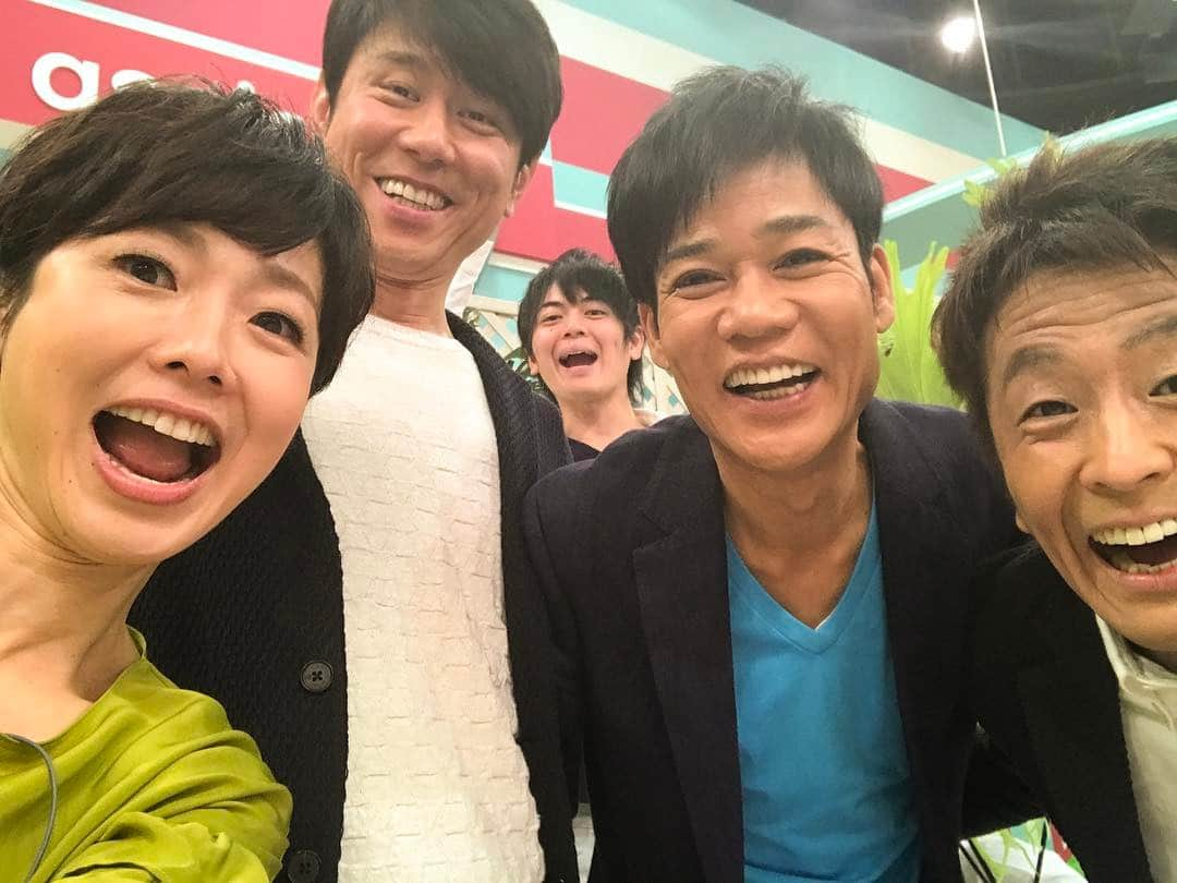 あさイチさんのインスタグラム写真 - (あさイチInstagram)「4人でセルフィーでぎゅうぎゅう！ あれ、5人？  #ネプチューン  #堀内健 さん #はみでてる  #原田泰造 さん #名倉潤 さん #うしろから #古原靖久 さん  #セルフィー #有働セルフィー  #わちゃわちゃ感満載  #スタジオ #みんな #大笑い #空想大河ドラマ小田信夫 #有働由美子 #うどん #nhk  #あさイチ  #8時15分から」2月3日 15時01分 - nhk_asaichi