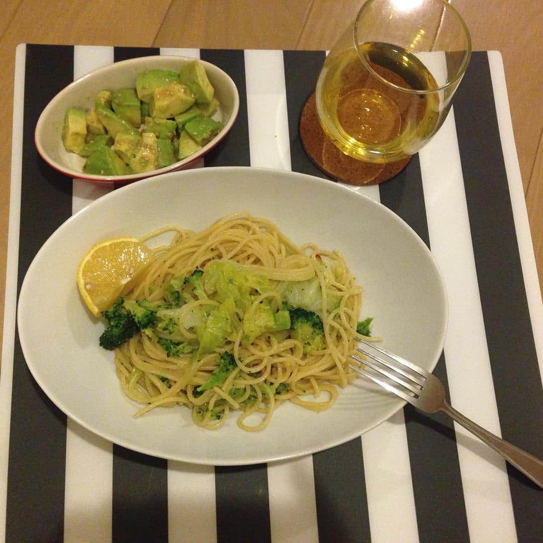鳥居千春のインスタグラム：「今日は簡単夕飯🍴 パスタ→とんねるずのたかさんが作ってたパスタ サッパリでかなり美味しい😊アレンジで🍋添えました😁 アボカドも大好きでオニオンドレッシングであえたもの。 なるべく外食を控える月間😁 #dinner#ふたりごはん#food#instafood#cooking#instalike#instapic」