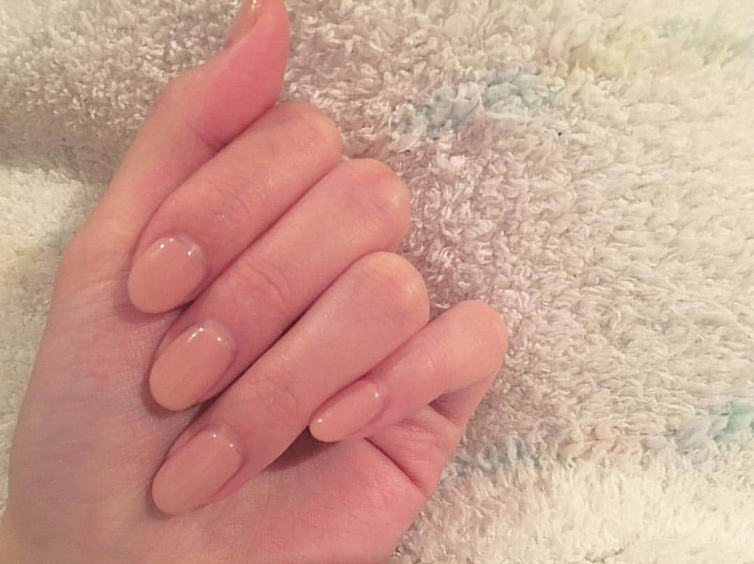 大石絵理のインスタグラム：「🐷💅 @nail_salon_wiz 💘 #gelnails #nudie #背景はパジャマ笑」