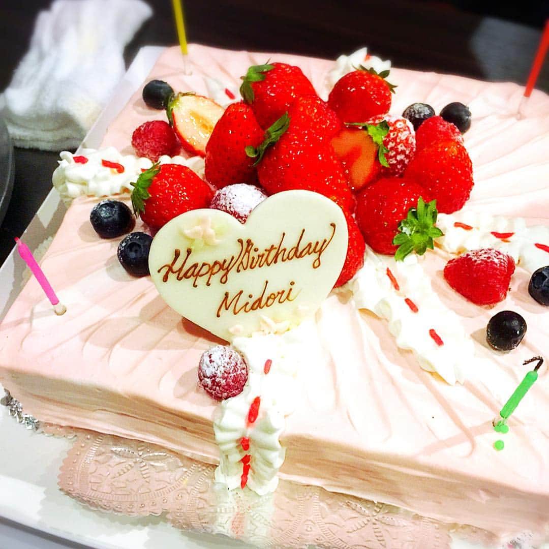 山崎みどりさんのインスタグラム写真 - (山崎みどりInstagram)「バースデーケーキ♡ お祝いしてくれたみんなありがとうございました♡ #お誕生日 #バースデーケーキ #かわいいケーキ #感謝 #嬉しかった #happy #birthdaycake #いちご #strawberry #cutecake #thankyou #love」2月4日 0時09分 - midori_yamasaki_