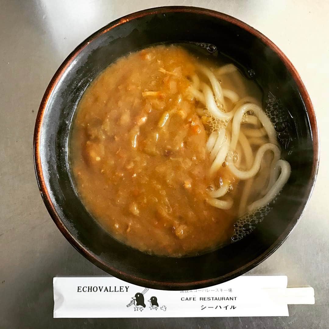 藤森由香のインスタグラム：「実家のレストラン。エコーバレースキー場の近くにあります。35年を迎えた今もこの味は世界で一番！ 手作りの心のこもったお店です。ここは冬だけの営業だけど、みんな来てね😊🍴#シーハイルのメニュー #エコーバレースキー場 #No1 #curry#curryudon#winteronly」