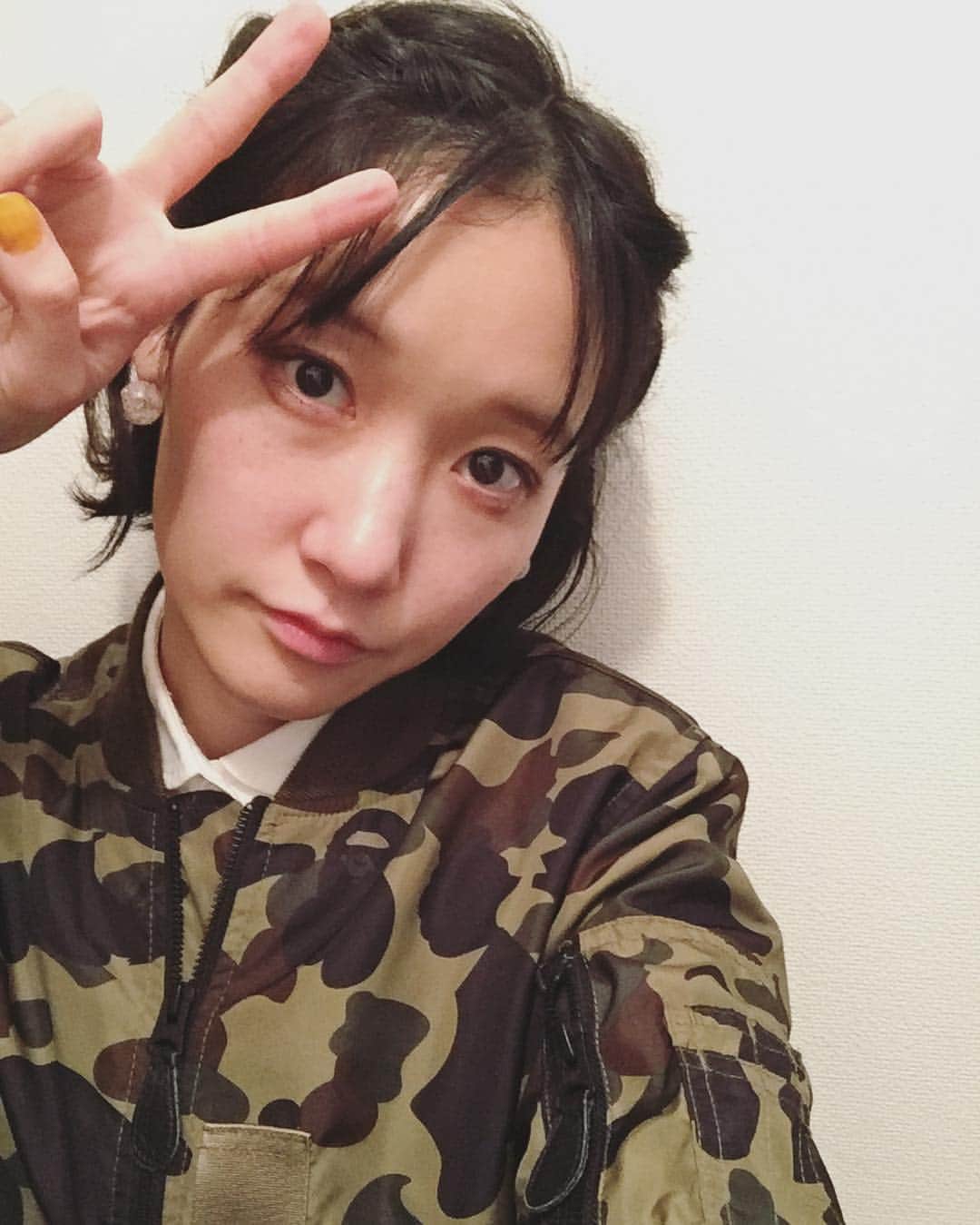 BŌMIのインスタグラム：「昨日とてもとても楽しかったです。 観に来てくれたお客様方の反応もとてもよくて、でもLIVEだから1回で立ち消えてしまうのが寂しくもあって。。。再演（ってライブだとなんだかすごく変な言葉だけど）したいなって切に思いました。 ひとまず、来てくださった皆さん本当にどうもありがとう🙇‍♀️ 写真は昨日ライブ終わり疲れ顔のわたし。笑」
