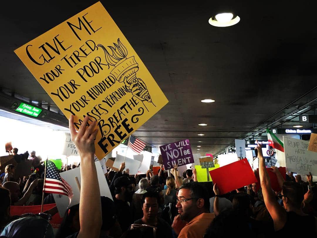のインスタグラム：「Remember when America stood for something? That message is being washed away by a selfish, spoiled, orange, money grubbing monster with no empathy, morals or integrity and his gang of shysters. We must stand! We all must stand to counter balance this perversion of humanity and ensure our future. Please! Stand with me! We need to make history before we become it!」