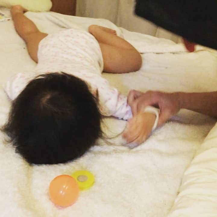 のインスタグラム：「今年の鬼は超怖かったんだけど、去年と同じく突っ伏して見ない作戦だった。 私の楽しそうな笑い声！」