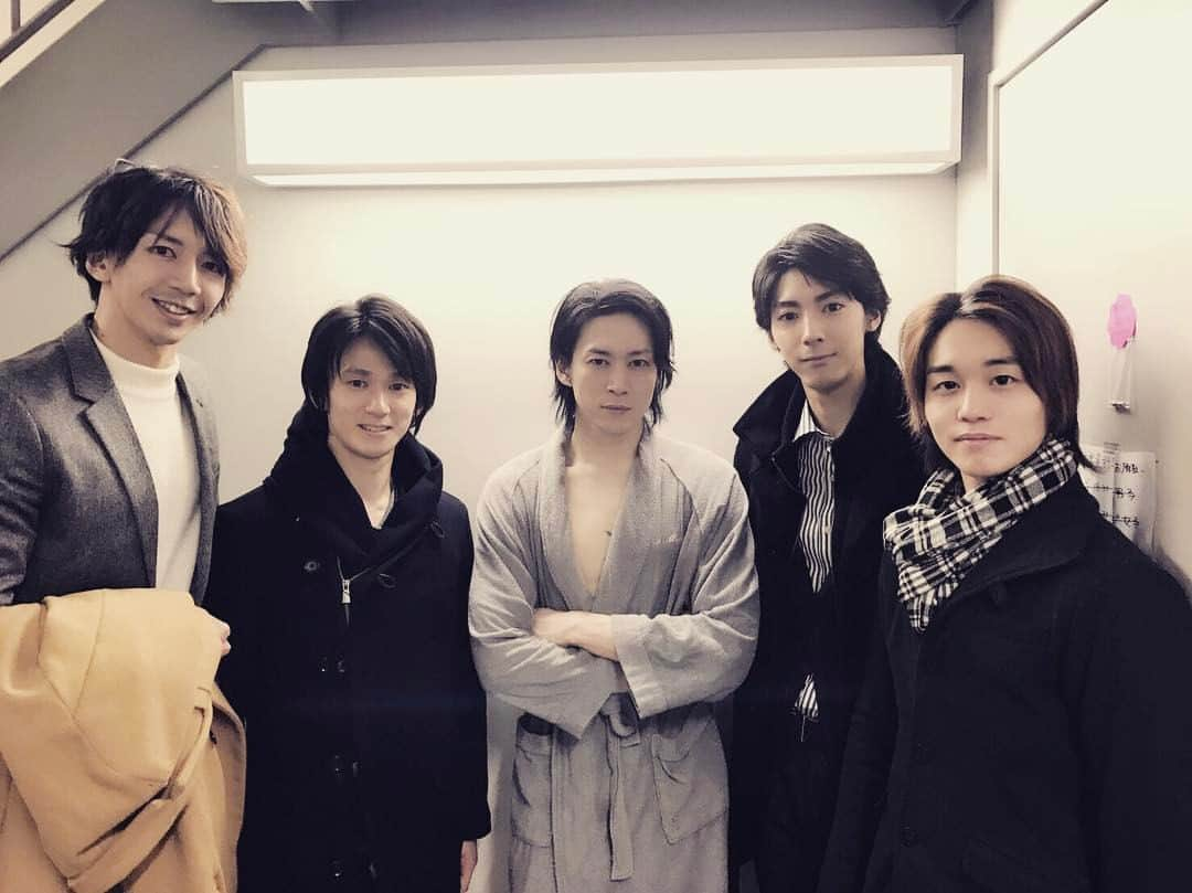 宮尾俊太郎さんのインスタグラム写真 - (宮尾俊太郎Instagram)「今日はKバレエメンバーが観に来てくれました。 栗山君は今年のミュージカル、ビリーエリオットに出演予定です。 #ミュージカル #ロミオアンドジュリエット #kballet #杉野慧 #篠宮佑一 #山本雅也 #栗山廉 #ビリーエリオット #死のダンサー」2月4日 22時44分 - shuntaro_miyao