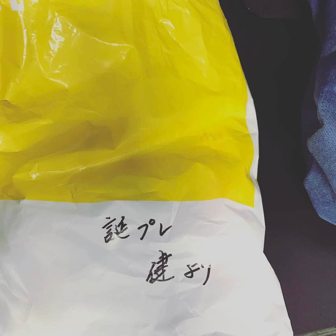 呉屋大翔さんのインスタグラム写真 - (呉屋大翔Instagram)「. けんがくれた。。 1ヶ月遅れやけど。。 去年西野貴治にもあげたはずやねんけど。。 #田尻ギリセーフありがとう #西野よゆうでばっくれ #他にもくれた人ありがとうございます」2月4日 16時29分 - goyahiroto