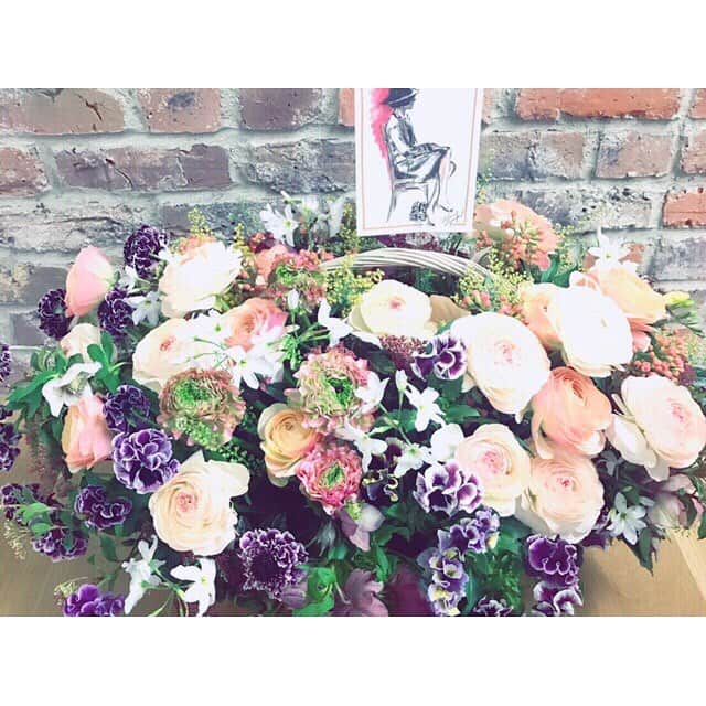 大政絢さんのインスタグラム写真 - (大政絢Instagram)「@chanelofficial さんからも素敵なお花が🌸 色合いが綺麗できゅん…！ #birthday#Flower」2月4日 17時18分 - aya_omasa_official