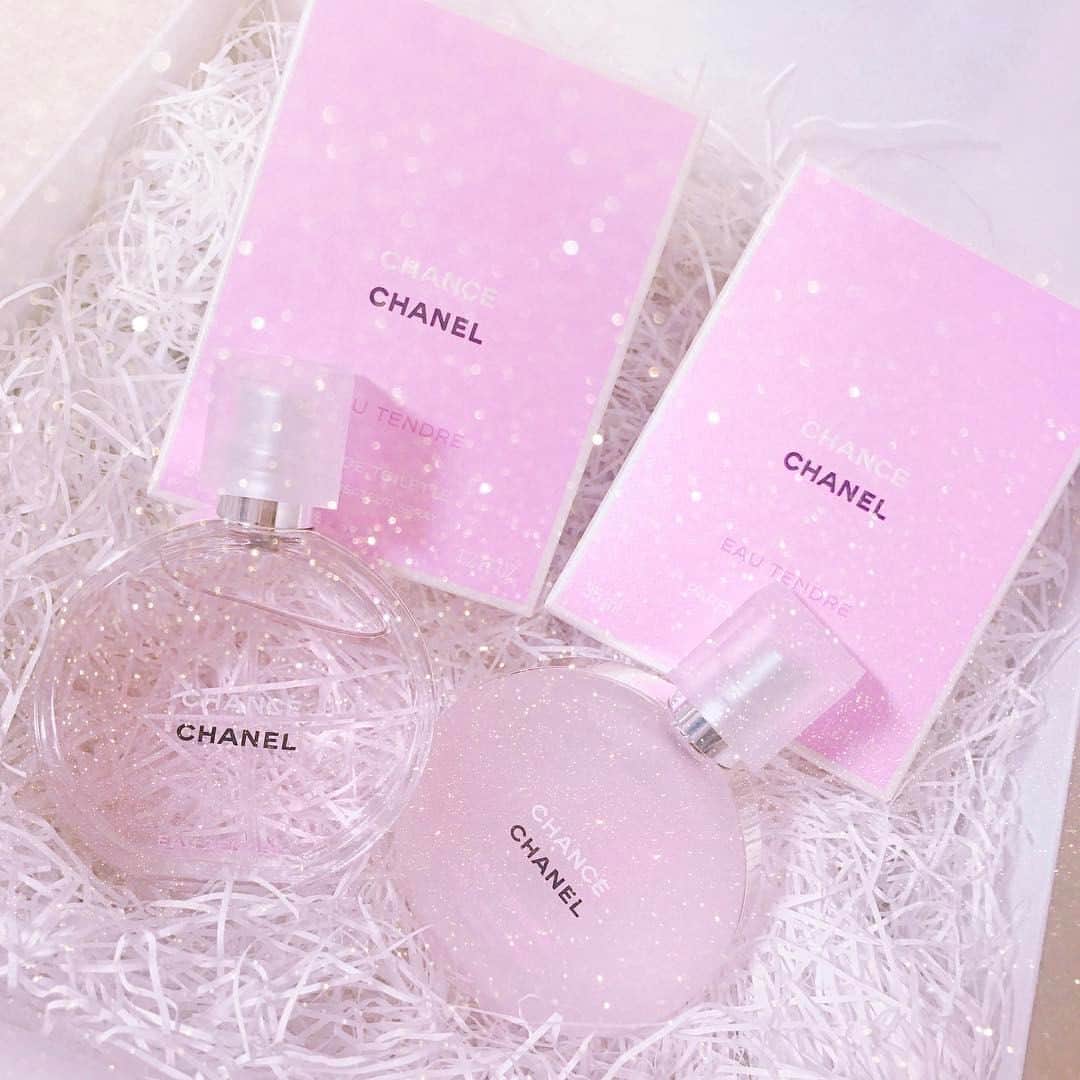 肥川彩愛さんのインスタグラム写真 - (肥川彩愛Instagram)「． ． ． CHANELのチャンス オードゥ トワレットとヘアミスト💗 ． ． ピンクやし匂いもいいし なんせおきゃわ😻❣️ ． ． ． #CHANEL #チャンス #オードゥトワレット #ヘアミスト #これでいい女になれるかな #やっぱり #ピンク」2月4日 19時44分 - ayame_1108