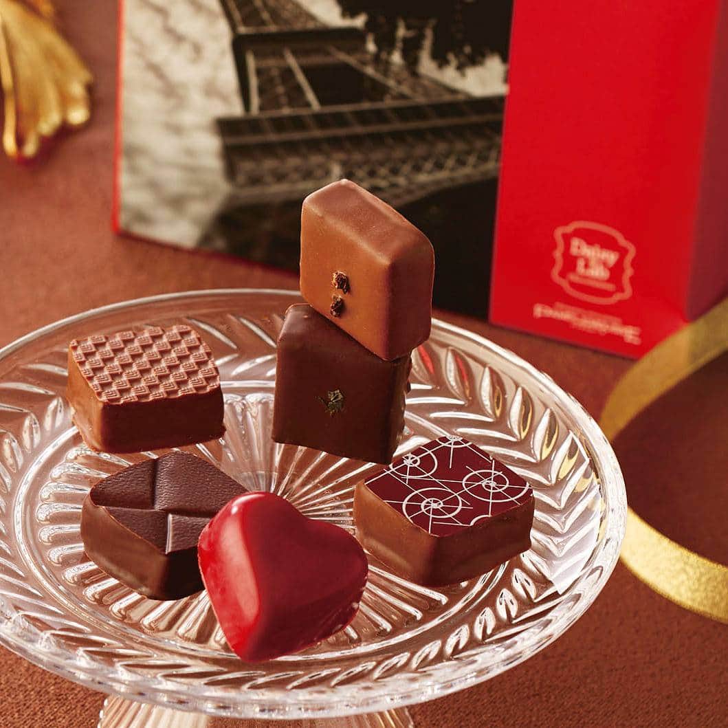 デイジーラボさんのインスタグラム写真 - (デイジーラボInstagram)「高品質なコロンビア産チョコを使った、口どけなめらかな＜ボンボンショコラ＞。じっくり味わいたい、デイジーラボのオリジナルセレクションです。#daisylab #デイジーラボ #チョコレート #バレンタイン #チョコ好き #オリジナル #Chocolate #Valentine #バレンタインチョコ #ボンボンショコラ #valentine #chocolate」2月4日 20時29分 - apita.piago