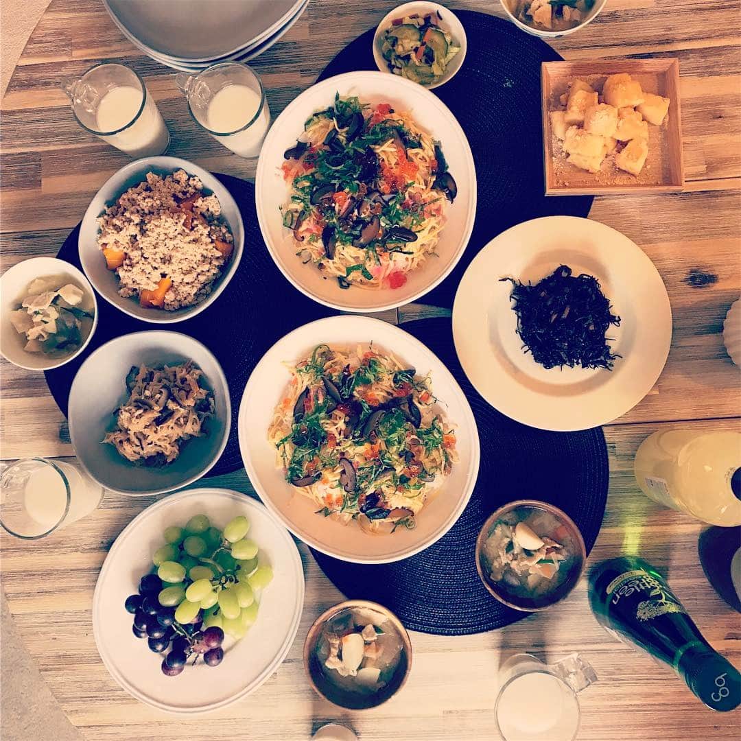 MEGのインスタグラム：「友だちが遊びにきた。日系の食料品店でみつけた材料で、チラシ、豚汁、甘酒などなどの家庭料理ランチ。  #家庭料理 #🇯🇵」