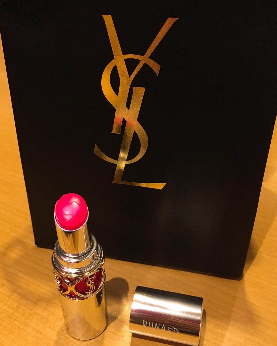 流川るなさんのインスタグラム写真 - (流川るなInstagram)「発売日に伊勢丹でめっちゃ並んで #ysl  の4番ゲットした💄💄 名前刻印してもらったから特別感❤︎ 発色もよくてサイコーにかわいい😍😍 #instabeauty #yvessaintlaurent #イヴサンローラン #ヴォリュプテティントインバーム #yslbeauty #makeup #ティント #lipstick #love #cute」2月5日 17時21分 - rukawaruna