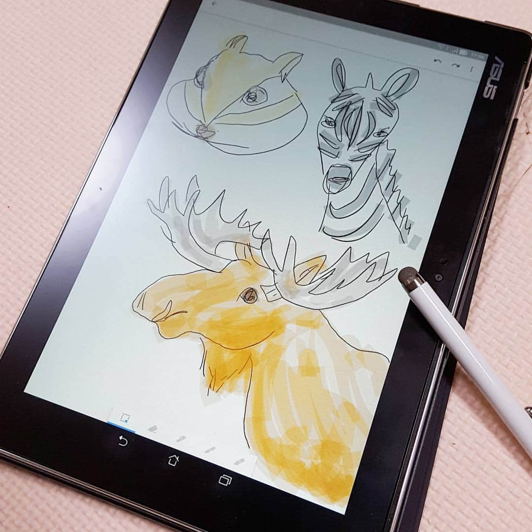 ユリルリよしかわりほこのインスタグラム：「タブレットでお絵かき楽しい。 次のブローチ何を作るか考え中。  It is fun to draw by a tablet. I'm thinking what kind of brooch to make next.  #タブレット #落書き #シマリス #シマウマ #ヘラジカ」