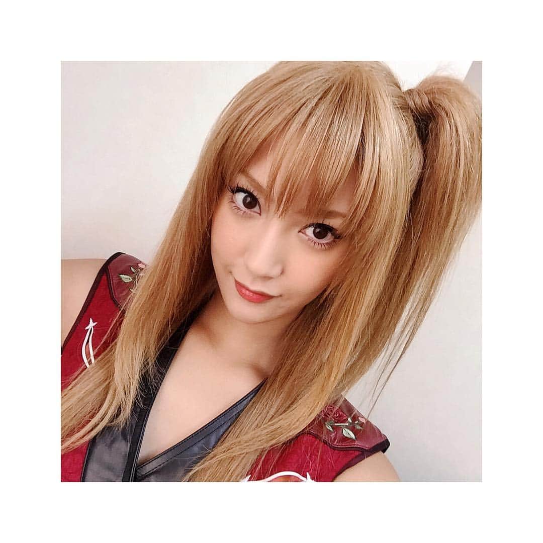 のインスタグラム：「[ #来島また子 ]  鬼兵隊の紅一点。二丁の拳銃を武器に戦う拳銃使いで、「紅い弾丸」の異名を持つ。上がへそ出し仕様の和服で、下がミニスカート(原作では赤、アニメではピンク)という、かなりセクシーな服装である。長い金髪を頭の左側でハーフアップにしてまとめている。目は若干ツリ目。 「～ッス」と言う語尾を付ける癖があり、性格は短気で攻撃的。戦闘でも臆せず攻撃を仕掛けることが多いが、落ち着いている時は常識人らしい言動が目立つ。紅桜編では神楽に唆されて高杉にパンツを見せようとしたり、変装した武市を高杉だと勘違いして抱きつくなど、少々抜けた部分もある。高杉を「晋助様」と呼んで心から崇拝する。  メイクはセルフでつり目っぽくラインを長めに引き、衣装が華やかになったので少し濃いめのメイクにしました！こんなに金髪になったのは初めて！  そしてかなり好評で嬉しい！  #Wikipedia引用 #また子 #映画銀魂 #銀魂 #gintama #gintamamovie」