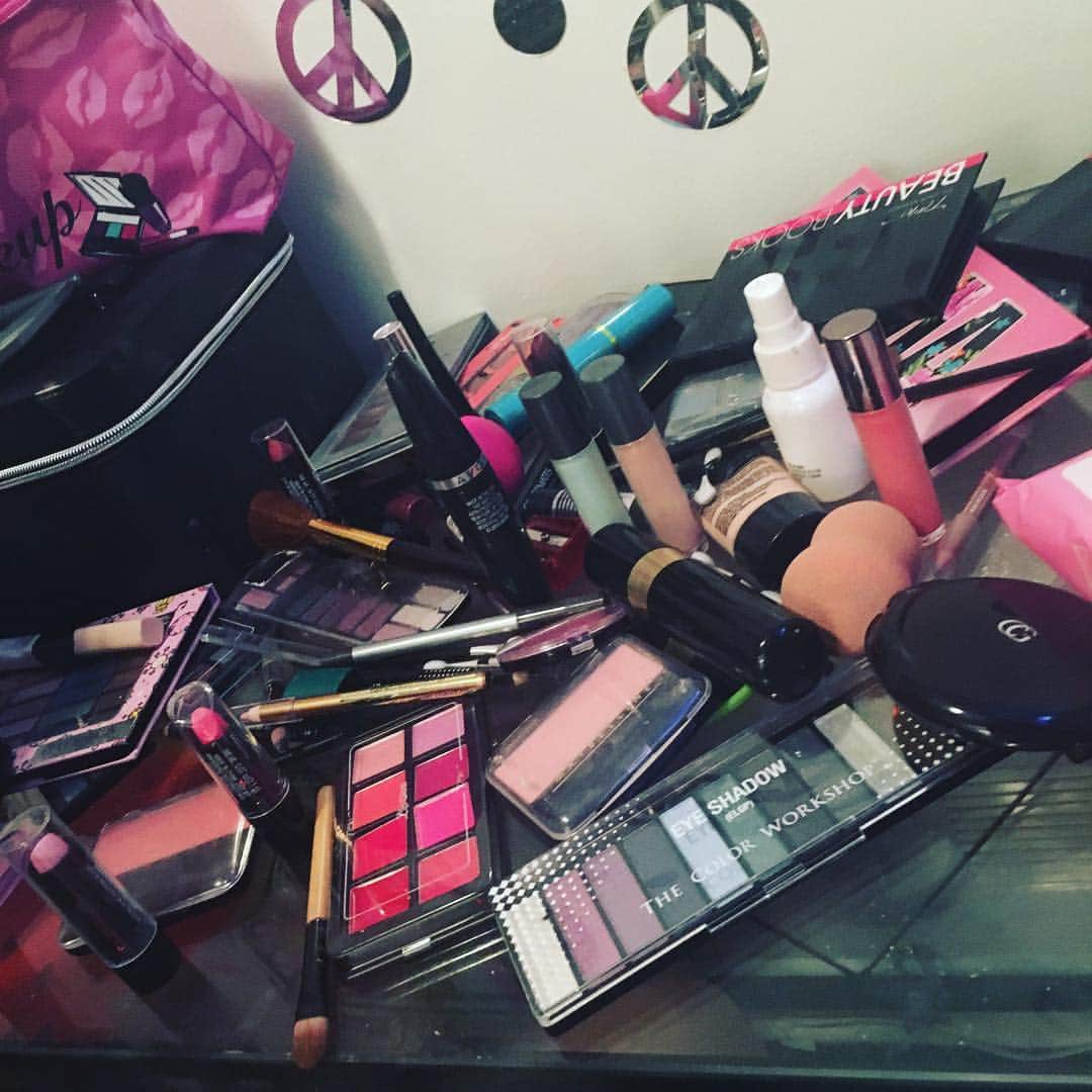 Kardashian Beautyさんのインスタグラム写真 - (Kardashian BeautyInstagram)「Not even all of my makeup but lol. Doing makeup with my best friend ❤💋 #makeup #bestfriend #bestfriendforever #bestfriendgoals」2月5日 13時17分 - kbeautyofficial
